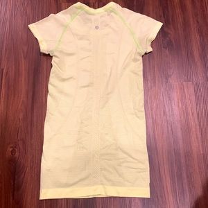XS Lululemon lemon/lime green shirt